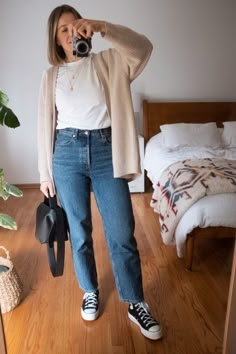 Platform Converse Outfit Fall, Vest Top Outfits, Tita Outfit, Minimalist Winter Outfit, Uni Fits, Ideas De Outfits, Royalty Fashion, Spring Lookbook, Starbucks Barista