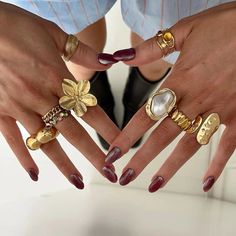 Exhibez votre élégance avec la bague Graziella. Fabriquée en acier inoxydable plaqué or, cette bague sophistiquée est ornée de perles d'imitation pour ajouter une touche de luxe à votre style. Idéale pour les occasions spéciales, cette bague sera un cadeau parfait pour célébrer votre amour ou offrir un bijou de caractère. Jewellery Layering, Dope Jewelry Accessories, Engagement Party Gifts, Gold Color Ring, Dope Jewelry, Chunky Jewelry, Jewelry Essentials, Classy Jewelry, Jewelry Lookbook