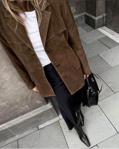 90s Winter Style, Chic Brown Leather Jacket For Winter, Vintage Brown Leather Jacket Outfit, Retro Brown Leather Jacket For Winter, Vintage Brown Leather Jacket For Fall, Meet The Parents Outfit, Chic Oversized Brown Leather Jacket, Suede Jacket Outfit, Brown Suede Jacket