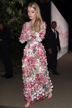 All the Young Royals Approve of This Dress Trend Dior Gown, Elegant Outfit Classy, Royal Clothing, Young Royals, Special Dresses, Family Fashion, Floral Fashion