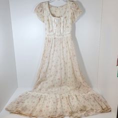 Vintage 1970s Gunne Sax Jessica Cream And Pink Floral Prairie Maxi Dress Size 9. Bead And Lace Accents. Length 57", Chest 15", Waist 13" Flat Across. A Little Discoloration Under The Arms, But Otherwise In Good Preowned Condition. See All Pictures For Details. One Day Shipping. Antebellum Dress, Gunny Sack Dress, Edwardian Inspired Fashion, Prarie Dresses, Floral Dress Vintage, Sack Dress, Gunne Sax Dress, Cottagecore Fashion, 1970s Dresses