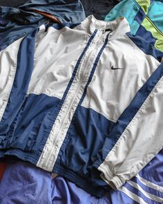 PLEASE READ FULL DESCRIPTION BEFORE YOU MAKE THE PURCHASE Assorted Branded Sportswear Vintage - 40 Pieces This 20 kg bale contains 40 assorted vintage branded sportswear and streetwear. Expect a mix of sweatshirts, t shirts, jackets, and possibly jeans from recognisable brands like Nike, Adidas, and Ralph Lauren and others. This is a final sale lot with no returns or refunds. Exact brands, colours, sizes, and item weight may vary, but overall pieces will amount to 40 in total. Images provided ar Mens Vintage Nike Jumpers, Navy Blue Vintage Nike Sweatshirt, Adidas Vintage Airliner Bag, Nike 90s Vintage Women, Nike Clothes Windbreaker, Adidas 90s Coat, Nike 90s Vintage Track, 1990 Nike, Vintage Jackets Retro