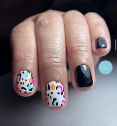 Nails Dip With Design, Fun Nails Designs 2023, Hippie Nail Art Boho, 80’s Nails, Short Glam Nails, August Nails Designs, Nail Art Design 2023, Ideas Summer Nails, Summer Nails Designs