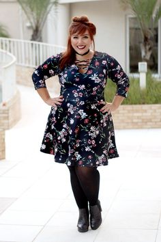 O decote strappy deixa o floral acinturado mais sexy e o vestido funciona tanto pra noite quanto pra eventos diurnos - além de ter um precinho MARA! <3 Plus Size Herbst, Plus Size Outfits Casual, Fashion Blogger Outfit, Fashion Curvy, Blogger Outfits, Quirky Fashion