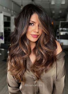 Luscious, dark brown hair is stunning. It can enhance every skin complexion and outfit. Whether you’re a natural brunette or a blonde who wants to go darker, this hair color can be a fabulous choice for your next salon trip. Don’t believe us? Scroll down to see some of the most gorgeous dark brown hair ideas we have gathered from social media and find your perfect look! Brunette Toffee Balayage, Dark With Caramel Balayage, Balayage Hair With Dark Brown Hair, Brunette And Caramel Balayage, Coffee Balayage Brunette Hair, Candlelight Brunette, Carmel Bayalage Brunette, Earthy Brunette Balayage, Dark Brunette Balayage Hair Caramel