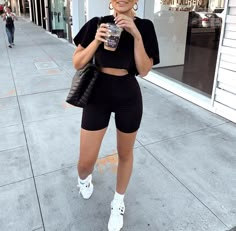 Outfit Biker Shorts, Cute Biker Shorts, Biker Shorts Outfits, Outfit Biker, Chic Airport Outfit, Biker Shorts Outfit, Shorts Outfits, Casual School Outfits