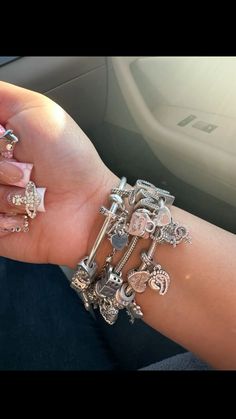 Body Jewelry Diy, Pandora Bracelet Charms Ideas, Xoxo Jewelry, Girly Bracelets, Pandora Bracelet Designs, Pandora Jewelry Charms, Expensive Jewelry Luxury, Wrist Jewelry, Jewelry Accessories Ideas