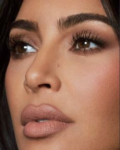 Nude Eye Makeup, Kardashian Makeup, Kim Kardashian Makeup, Natural Glam Makeup, Dope Makeup, Matte Lip Color, Creative Makeup Looks, Nude Lip, Beauty Standards