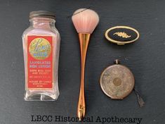 Vintage StyleMakeup Powder Brush 1920's/1930's Glamor Makeup Brush8" Long Total1 -3/8" length of puffHandle: ROSE Gold AcrylicBristles: NylonColor: Copper/ Rose Gold ( It changes in the light) MAKEUP BRUSH ONLYWe are just soo happy to be able to bring these to you. I am so in love with these beautiful vintage style makeup brushes. These are very Old Hollywood Glamor and will look beautiful on your vanity or in your makeup case.Think of using these with: 1. https://www.etsy.com/listing/538901290/ Vintage Makeup Vanities Powder Room, 20s Makeup Products, Old Makeup Products, Old Fashioned Makeup, Vintage Makeup Products, Old Hollywood Vanity, Glamor Makeup, Old Hollywood Makeup, Antique Makeup