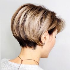 Ear Length Blonde Wedge Cut with Dark Roots Short Wedge Hairstyles, Short Wedge Haircut, Wedge Haircuts, Short Layered Bob Haircuts, Wedge Hairstyles, Stylish Short Hair, Hair Cuts For Women