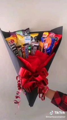 Regalo Bf Gift, Chocolate Bouquet Diy, Candy Bouquet Diy, Diy Projects Gifts, Bff Gifts Diy, Birthday Gifts For Boyfriend Diy, Creative Gifts For Boyfriend, Gifts Wrapping Diy