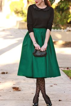 Los Angeles Fashion Blogger wearing a green midi skirt, polka dot tights and black sweater for a holiday inspired outfit Green Lace Skirt, Green Skirt Outfits, Tulle Outfit, Midi Outfits, Green Midi Skirt, Polka Dot Tights, Winter Tights, Elegante Casual