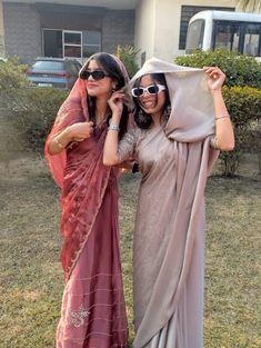 Saree Photoshoot With Friends, Onam Saree Poses With Friends, Saree With Friends, Desi Poses With Friends, Farewell Pic Ideas, Saree Poses With Bestie, Poses In Saree With Friends, Sari Poses Photo Shoot, Photography Poses With Friends