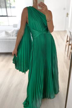 Details: Material: Polyester Style: Sweet, Elegant Pattern Type: Solid Element: Fold Neckline: Oblique Collar Silhouette: A Line Sleeve Length: Sleeveless Dresses Length: Floor Length Fit Type: Loose Clothing Length: Long Type: Solid Color Size(in) Bust Waist Dresses Length S 33.1 26.8 52.8 M 34.6 28.3 53.1 L 36.2 29.9 53.5 XL 37.8 31.5 53.9 Tips:Due to the many variations in monitors, the color in the image could look slightly different, please take physical design and color shall prevail.Pleas A Line Maxi Dress, Loose Clothing, Line Dresses, Party Kleidung, Sleeveless Dresses, Elegant Pattern, A Line Dresses, Style Party, Satin Maxi