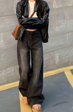 @yesstyle #baggyjeansoutfit #black Baggy Jean Winter Look, Baggy Black Jeans Aesthetic, Street Wear Classy, Leather Jacket With Black Jeans, Black Jeans Outfit Baggy, Outfit For Baggy Jeans, Baggy Jeans Jacket Outfit, Outfits Ideas Baggy Jeans, Outfit Ideas For Baggy Jeans