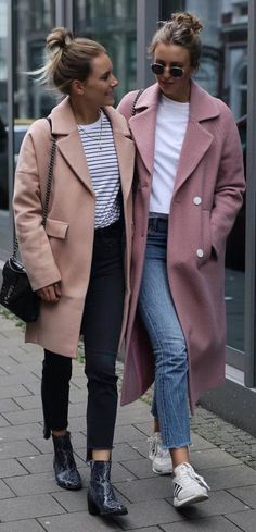 Pijamas Women, Fall Fashion Coats, Look Adidas, Fall Jeans, Double Denim, Womens Fashion Inspiration, Style Inspiration Fall, Pink Coat