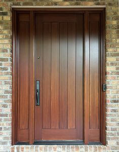 Our Craftsman Planked Solid Door combines timeless craftsmanship with rustic charm, making it a perfect addition to any home that values both function and style. This door features a series of horizontal planks made from solid wood, creating a sturdy and natural texture. The planks are arranged in a clean, symmetrical pattern, with carefully finished edges that emphasize the door's craftsmanship. Included with Your Masterpiece Door: Pre-Hung Door Unit Emtek Ball Bearing Hinges- Mortised with screw holes drilled for installation Anodized Aluminum Adjustable Bronzed Threshold Bronzed Weather Stripping Bronze Door Sweep Attached to the Door Exterior Farmhouse Doors, Stained Wood Front Door Exterior Colors, Wooden Main Door Design Entrance Modern, Dark Wood Front Door, Solid Wood Front Doors, Solid Wood Front Door, Exterior Door Designs, Mid Century Modern Exterior, Modern Entrance Door