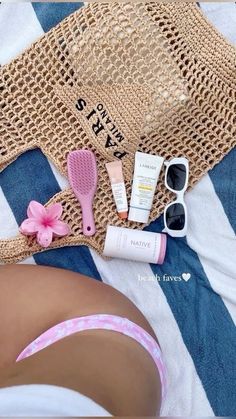 Sophie Vibes, Preppy Basics, Dubai Beach, Summer Picture Poses, Summer Life, Bag Essentials, Beach Essentials, Foto Ideas Instagram, Summer 24