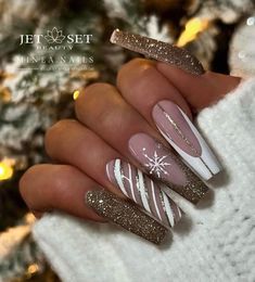 Gold Christmas Nails Glitter, White And Gold Christmas Nails, Merry Christmas Nails, Christmas Nails Glitter, Christmas Nail Design, Winter Nails Gel, Classy Nail Art Ideas, New Years Nails, Glitter Accent Nails