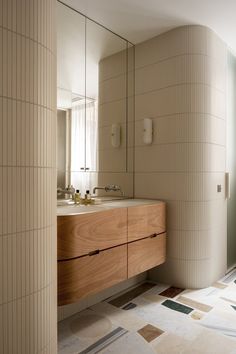 modern bathroom design with kit kat tiles and wood vanity Neoclassical Interior, Luxury Modern Homes, Flooring Trends, Curved Walls, Contemporary Luxury, Interior Design Trends