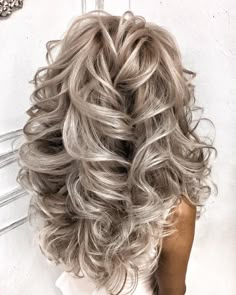 Pretty Curls, Hair Instagram, Curls Hairstyles, Silver Blonde, Blonde Hair With Highlights, Hair Color Highlights, Long Layered Hair, Hairdo For Long Hair