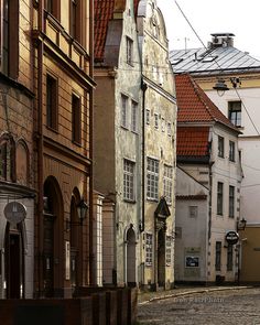 an alleyway with buildings and cobblestone streets in the old part of town