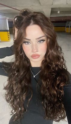 Pretty Makeup, Cute Makeup, Dark Hair, Aesthetic Girl, Wavy Hair, Hair Looks, Hair Goals, New Hair, Dyed Hair