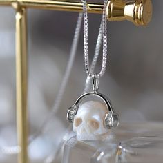 💀CUSTOM made to order Every single piece is hand-carved for the order. Please notice that every skull piece is unique and may have a slightly different shape  💀PEARLS:  Genuine White Freshwater Pearl  Ranging in size, from 10mm to 12mm.  💀NECKLACE : 14Kt Yellow Gold Filled - Box Chain 1mm 18 - 24 inches 925 Sterling Silver - Box Chain 1mm 18 - 24 inches 💀Metal: 14k Yellow Gold Vermeil (Gold over Silver) 925 Sterling Silver 💀 𝕿𝖍𝖆𝖓𝖐 𝖞𝖔𝖚 𝖋𝖔𝖗 𝖘𝖍𝖔𝖕𝖕𝖎𝖓𝖌 𝖜𝖎𝖙𝖍 𝕸𝖊𝖒𝖊𝖓𝖙𝖔 Pearl Skull Necklace, Pearl Skull, Carved Pearl, Skeleton Necklace, Gothic Pendant, Jewelry White, Skull Jewelry, Skull Necklace, Skull Pendant