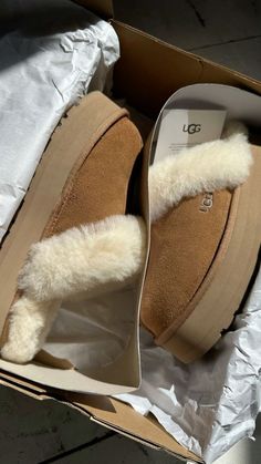 Winter Uggs, Cute Uggs, Shoes For Fall, Fluffy Shoes, Pretty Sneakers, Crocs Fashion, Shoes For School, Ac New Leaf, Fashion Girly