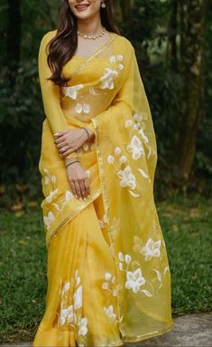 Engagement Saree Ideas, South Indian Engagement, Haldi Dress Ideas, Hand Paint Saree, Lehenga Ideas, Haldi Dress, Engagement Saree, Elegant Sarees, Haldi Outfits