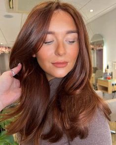 Red Hair For Fair Skin Green Eyes, Spring Red Hair Color, Cherry Blonde, Machiaj Smokey Eyes, Ginger Jokes, Deep Auburn Hair, Hair Color Brown Chestnut, Chestnut Brown Hair