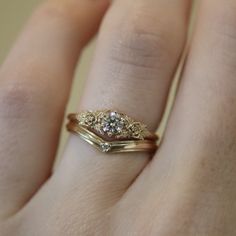 Round Cut Engagement Rings Vintage, Vintage Style Rings Engagement, Italian Engagement Ring, Golden Engagement Ring, Gold Rose Ring, Victorian Wedding Ring, Minimal Engagement Ring, Vintage Gold Engagement Rings, Antique Style Rings