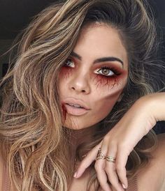 Idee trucco Halloween. Female Monster Costume, Zombie Vampire Makeup, Zombie Face Makeup Halloween, Pretty Zombie Makeup Halloween, Creepy Vampire Makeup, Cool Halloween Makeup Pretty, Vampire Make Up For Women, Vampire Victim Costume, Make Up Halloween Vampire