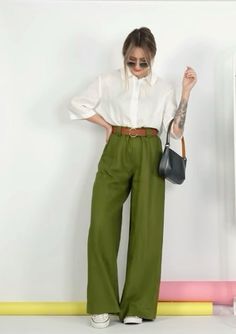 Olive Green Trousers Outfit, Green Trousers Outfit, Olive Pants Outfit, Creative Work Outfit, Office Outfits Women, Casual Work Outfit, Work Looks, Casual Office