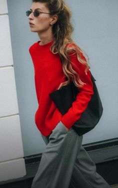 Red Sweater Outfit, Street Style Fall Winter, Pullovers Outfit, Fashion Trend Forecast, Skandinavian Fashion, Pantalon Large, Red Outfit