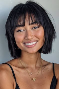 Bob Hairstyles Fringe, Texture Bob Haircut, Razor Cut Bob For Thick Hair, Women Bob Haircut, Razor Bob, Black Hair Haircuts, Short Thick Hair, Square Layers, Short Textured Haircuts