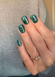 simple green nails for spring, st. patrick's day nail ideas Nails Inspo Aesthetic, Emerald Green Nails, Inspiration Nails, Glitter Manicure, Pearl Nails