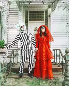 a couple standing in front of a house Halloween Costume Duos, Rachel Iwanyszyn, Celebrity Couple Costumes, Lydia Deetz Costume, Disney Couple Costumes, Halloween Costume Couple, Diy Fantasia