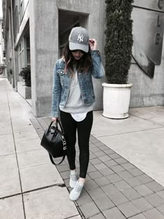 Grey Sneakers Outfit, Outfit Grey, Casual Weekend Outfit, Woman Yoga, Jean Jacket Outfits, Athleisure Trend, Pants Outfit Casual, Athleisure Women