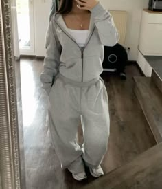 Uni Comfy Outfits, Simple Lazy Outfits, Grey Hoodie Outfit Woman, All Gray Outfit, Grey Sweats Outfit, Outfit Ideas Lazy, Lazy Outfit Ideas, Casual Outfits Winter, Essentials Outfit