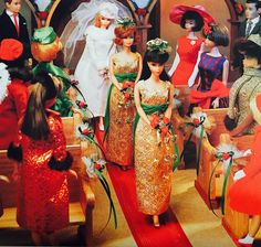 there are many dolls dressed in red and green