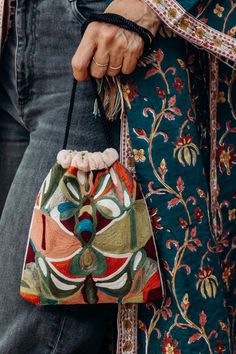 La pochette en velours ZARINA, ornée de motifs ethniques brodés à la main, est l'accessoire parfait pour sublimer vos soirées. Son velours envoûtant et ses pompons faits à la main apporteront une touche d'élégance et de sophistication, rehaussant chacune de vos tenues.

Chaque pièce est unique, avec son propre toucher et ses irrégularités. La broderie peut présenter de légères imperfections, témoignant du soin artisanal apporté lors de la confection. Hand-stitched Multicolor Embroidery Festival Bags, Bohemian Multicolor Embroidery Clutch, Festival Pouch Bag With Multicolor Embroidery, Bohemian Embroidered Clutch Bag, Multicolor Embroidery Pouch For Festivals, Bohemian Clutch With Removable Pouch, Bohemian Multicolor Embroidery Bags As Gifts, Hand-stitched Travel Bags, Embroidered Rectangular Potli Bag