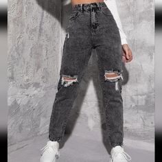 Super Pretty High Rise Mom Jeans Pair It Up With A Nice Shirt And Sneakers Size S Acid Black Cute Ripped Jeans, Denim Jeans Ripped, Summer Outfits For Moms, Ripped Mom Jeans, Cute Pants, Outfit Jeans, Easy Trendy Outfits, Jeans Mom, Causual Outfits