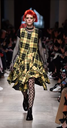 Tartan Punk, Punk Chic, Oh My Goddess, Scottish Fashion, Outfit Formulas, Junya Watanabe, Clothing Hacks, Punk Goth