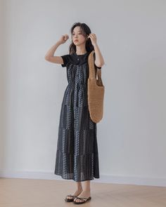 A cami dress with a ruched design that shows off your waistline.

The material is very soft and can be worn cool even in summer.

We recommend pairing your feet with sandals for a casual look.
◾️Model
Height/Weight：168cm(66.1in)/50kg(110.2lb)
Fitting Size：L
◾️Material
polyester 100%　



Size (cm)
Length
Chest
Waist


XS
108
82
67


S
114
82
67


M
117
86
71


L
120
90
75 Casual Spaghetti Strap Summer Dress, Casual Cotton Midi Dress, Black Cotton Maxi Dress For Vacation, Casual Sundress For Summer, Casual Sundress With Spaghetti Straps For Day Out, Casual Midi Dress For Spring Outing, Casual Black Maxi Dress For Day Out, Spring Black Maxi Dress For Day Out, Black Maxi Dress For Spring Day Out