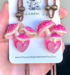 Handmade mushroom charms with crystals. Come with 2 pendants , you can give your best friend one or keep both of them💜 Glow in dark. Comes with 24 inches adjustable sliding knot leather cord. Hope you love it! Made with love♥️🤲🏻 Cottagecore Crafts, Clothe Styles, Character Accessories, Mushroom Aesthetic, Mushroom Core, Craft Journal, Mushroom Pendant