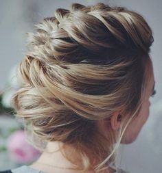 These celeb looks prove sometimes less (hair) is more when it comes to creating a chic short hair updo Prom Hair Updo, Simple Prom Hair, Prom Hairstyles For Short Hair, Hair Prom, Faux Hawk, Braided Hairstyles For Wedding