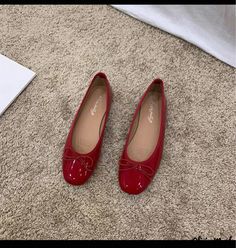 Olivia Mark - Chic Red Ballet Flats with Bow Detail in Shallow Vamp Design Comfortable Leather Shoes, Red Ballet Flats, Korean Accessories, Ballet Shoe, Coffee Fashion, Red Flats, Casual Leather Shoes, Women's Headwear, Casual Flats