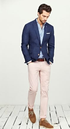 not a fan of skinny jeans on men, but sort of liking a slim fit pant, with rolled up hem and sharp shoes... Casual Wedding Outfit Mens, Casual Wedding Outfit, Terno Slim, Pink Chinos, Wedding Outfit Men, Navy Blazer, Casual Wedding