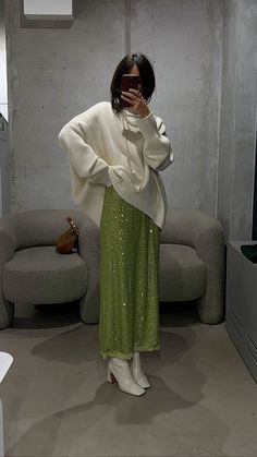 Drag Brunch Outfit Ideas Winter, Winter Tea Party Outfit, Sequin Skirt Outfit, Looks Party, Green Sequins, Dinner Outfits, Mode Inspo, Looks Chic